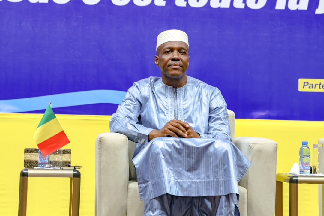 GouvMali's tweet photo. Le Premier ministre a présidé ce lundi 10 août 2026 la cérémonie d’engagement du 15e contingent du programme de stage de formation professionnelle de l’Agence pour la Promotion de l’Emploi des Jeunes (APEJ), nommé feu le Général d’Armée Sadio Camara, composé de 2 500 jeunes. https://t.co/AfTOCOxvWt