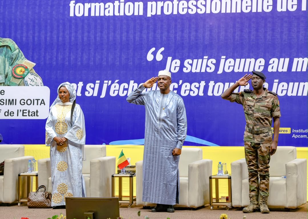 GouvMali's tweet photo. Le Premier ministre a présidé ce lundi 10 août 2026 la cérémonie d’engagement du 15e contingent du programme de stage de formation professionnelle de l’Agence pour la Promotion de l’Emploi des Jeunes (APEJ), nommé feu le Général d’Armée Sadio Camara, composé de 2 500 jeunes. https://t.co/AfTOCOxvWt