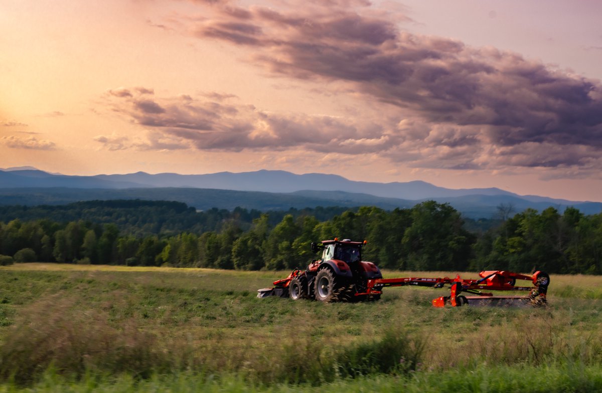 fotogosaurus's tweet photo. Haying at Dusk https://t.co/zrfBWKAVC5 #VT #Vermont #NewEngland #Haying #Dusk #HayingAtDusk #moment #Think #reflect #Wonder #Rural #Tractor #Farm #Field #ruralLife #Farming #mowing #Canon #Summer #August https://t.co/0I0fJEAFip