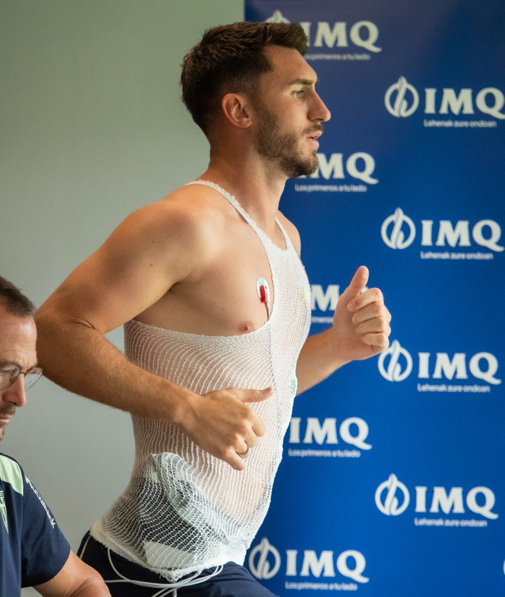 nathan_rv__'s tweet photo. Podemos hablar de los bíceps y de la face card de ambos?? 

Unai Simón y Laporte, los hombres que sois https://t.co/QD8HTfqc6h