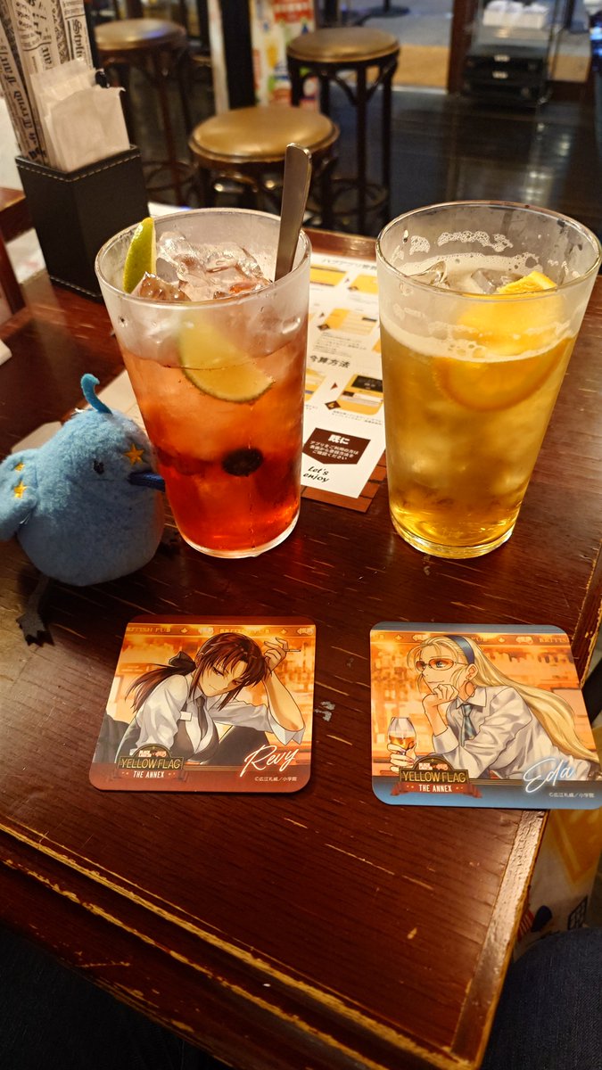 KatatsukiNanoha's tweet photo. HUB秋葉原店での思い出
ランダムで配布されるコースターが注文したドリンクとまさかのシンクロ！
広江礼威先生サイン色紙に描かれてる可愛げのあるレヴィ
バオさん休暇中という演出w
全員揃い踏みのキャラパネル前に椅子があり腰掛けて記念撮影出来る
私のおすすめドリンクはロベルタ🍸
#ブラクラHUB https://t.co/9jLFOuUCJt