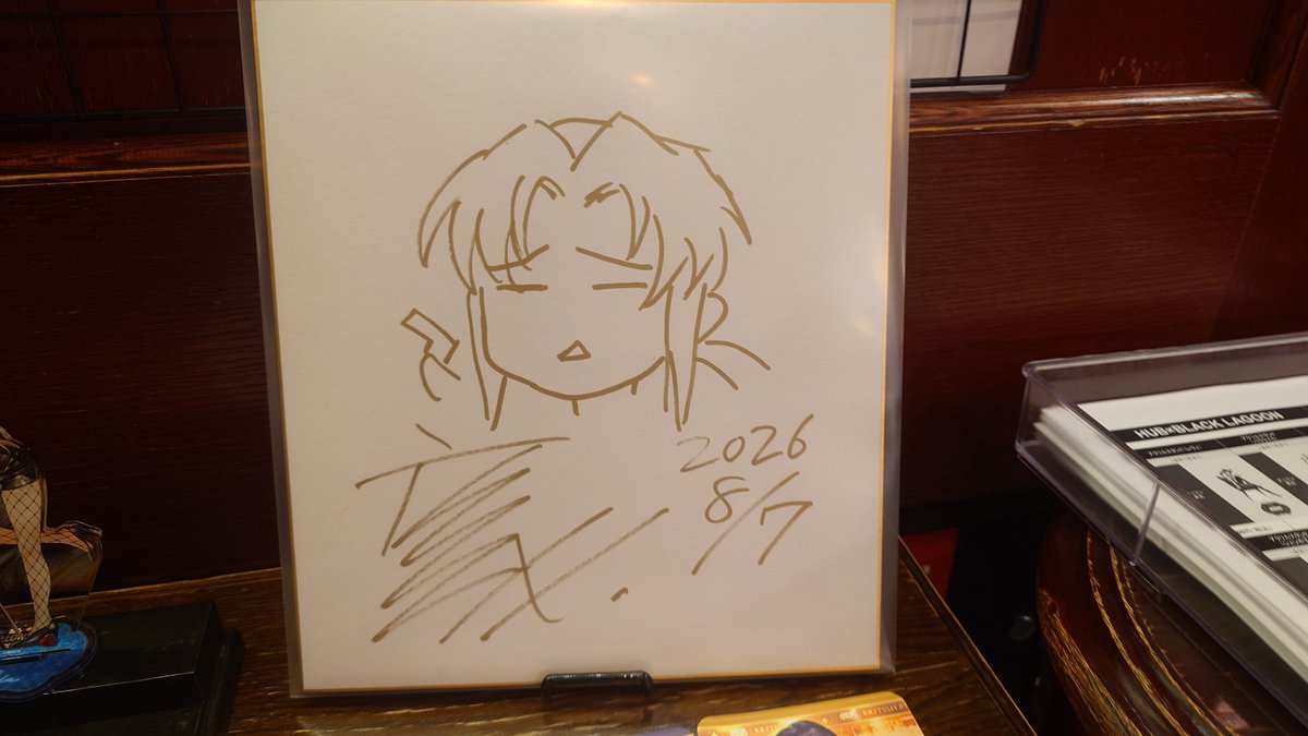 KatatsukiNanoha's tweet photo. HUB秋葉原店での思い出
ランダムで配布されるコースターが注文したドリンクとまさかのシンクロ！
広江礼威先生サイン色紙に描かれてる可愛げのあるレヴィ
バオさん休暇中という演出w
全員揃い踏みのキャラパネル前に椅子があり腰掛けて記念撮影出来る
私のおすすめドリンクはロベルタ🍸
#ブラクラHUB https://t.co/9jLFOuUCJt
