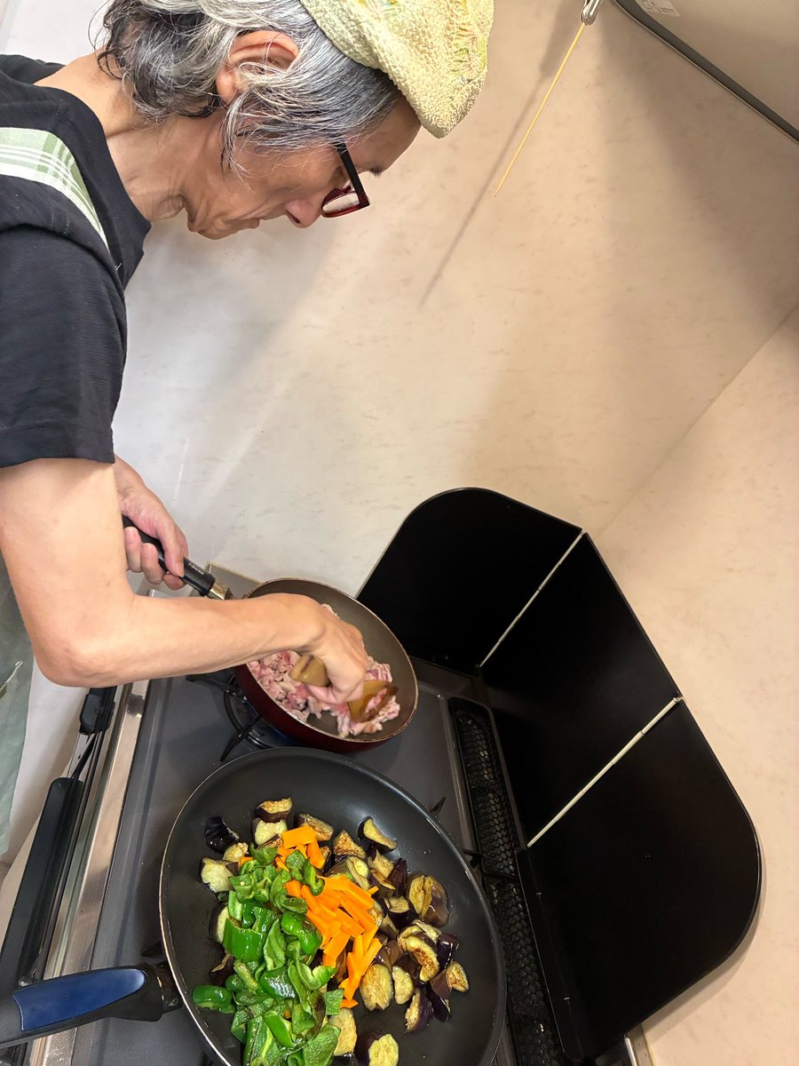yottokuryasu's tweet photo. 第57回　男の料理教室
猛暑続きで食欲も減退してしまいますね🫠
今回も夏野��を使いさっぱりした献立です。

鶏つくねには青シソを刻んで入れてもいいですよ。
薬味に使っているみょうがと生姜の香りが味を引き立て食欲を増しますよ😋
どれも身近な材料で簡単に作れますので是非作ってみて下さいね！ https://t.co/VRLIx0UZ8b