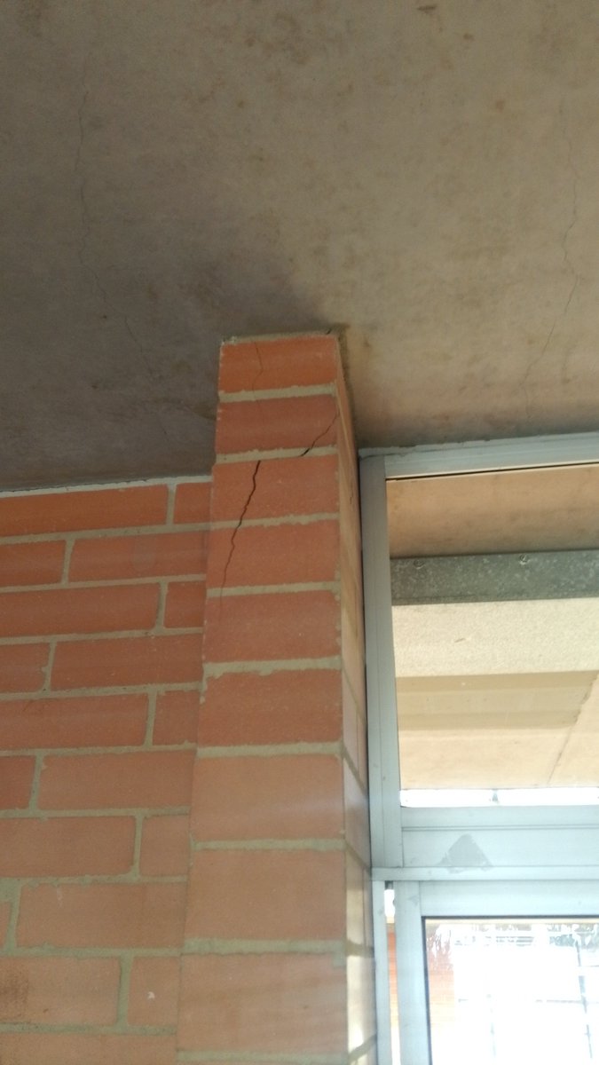 teletubi1979's tweet photo. @CarlosFGalan Colegio IED Kennedy ciudad Bogotá, algunas grietas https://t.co/3hvKqvgDri