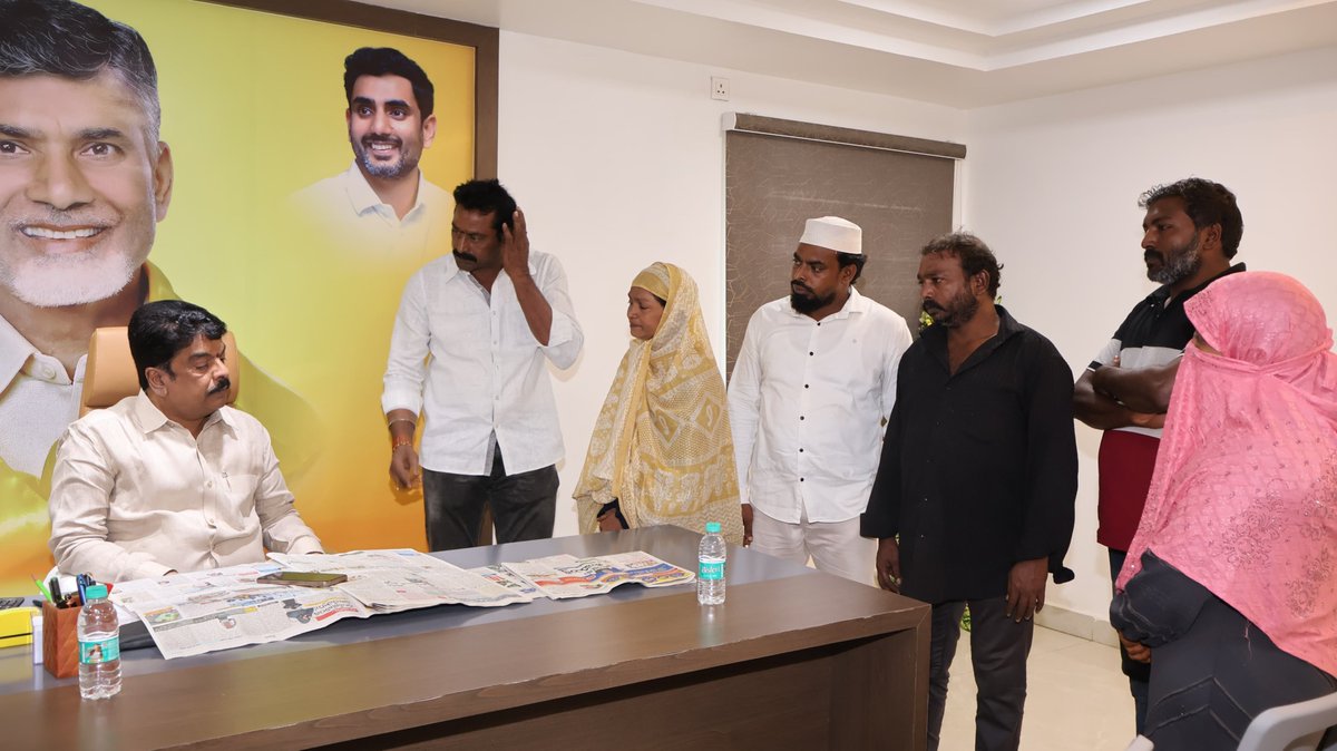 IamBondaUma's tweet photo. వాంబే కాలనీకి చెందిన TNTUC మైనారిటీ ఆటో డ్రైవర్ షేక్ కల్మన్ అనారోగ్యంతో మృతి చెందిన విషయం తెలుసుకొన�� ఈరోజు ఆ కుటుంబాన్ని నా కార్యాలయంలో కలిసి ధైర్యం చెప్పి 10,000 రూపాయలు ఆర్థిక సహాయాన్ని అందజేశాను. https://t.co/dH2XyzLIZ8