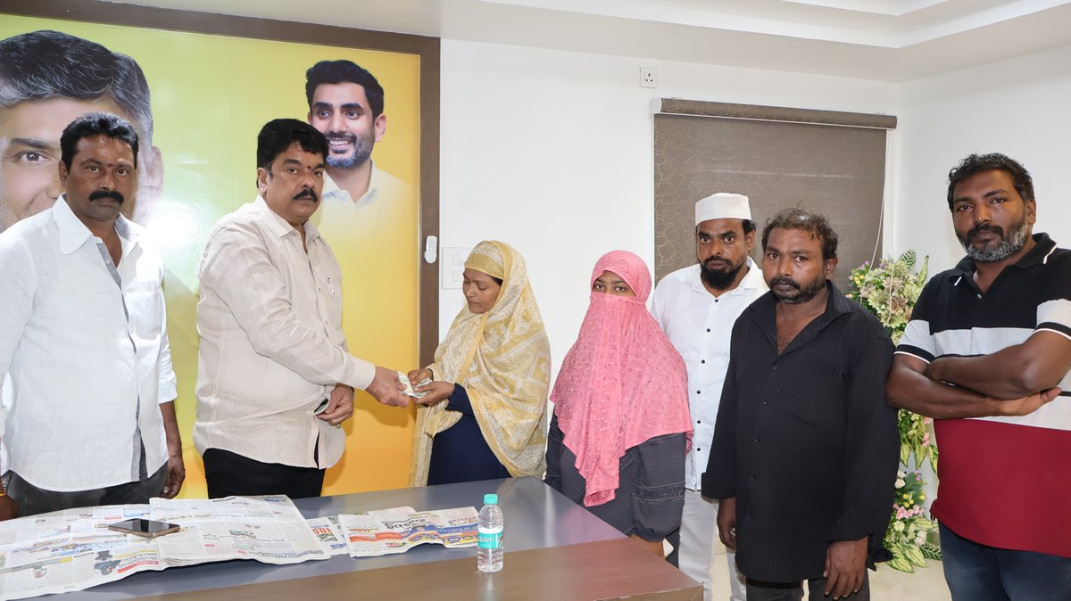 IamBondaUma's tweet photo. వాంబే కాలనీకి చెందిన TNTUC మైనారిటీ ఆటో డ్రైవర్ షేక్ కల్మన్ అనారోగ్యంతో మృతి చెందిన విషయం తెలుసుకొన�� ఈరోజు ఆ కుటుంబాన్ని నా కార్యాలయంలో కలిసి ధైర్యం చెప్పి 10,000 రూపాయలు ఆర్థిక సహాయాన్ని అందజేశాను. https://t.co/dH2XyzLIZ8