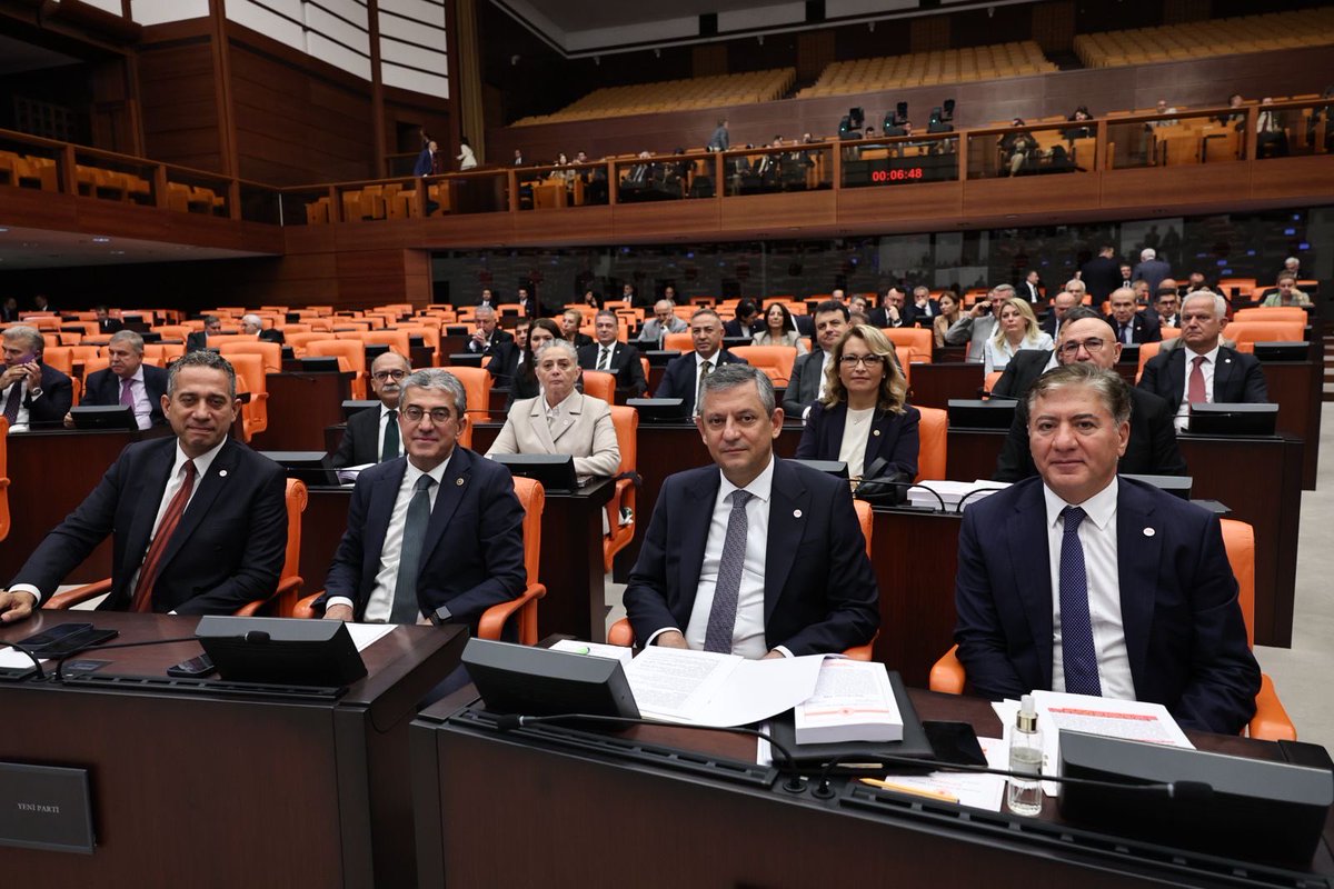 asyanikomeroglu's tweet photo. Genel Başkanımız Sayın Özgür Özel’in ifade ettiği gibi, bu teklife “hayır” deme hakkı en çok YENİ Parti Grubu’nundur.

Bize düşen, yalnızca bugünün değil, yarının sorumluluğunu da taşımaktır. Çünkü “yarın bu ülkeyi yönetecek olan da biziz.”

Bu sorumlulukla, bugün TBMM Genel Kurulu’nda görüşülmekte olan “Çerçeve Yasa” teklifine HAYIR diyeceğim.

#ÇerçeveYasa
@eczozgurozel @yenipartiyiz