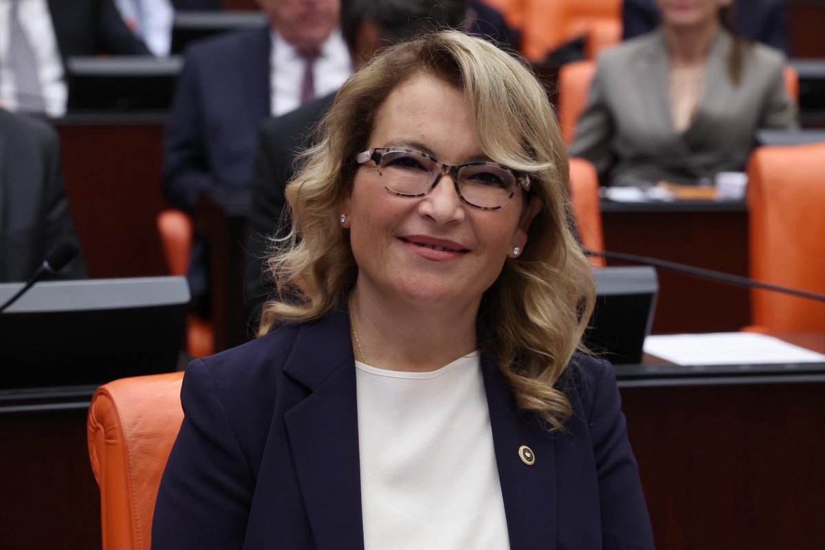 asyanikomeroglu's tweet photo. Genel Başkanımız Sayın Özgür Özel’in ifade ettiği gibi, bu teklife “hayır” deme hakkı en çok YENİ Parti Grubu’nundur.

Bize düşen, yalnızca bugünün değil, yarının sorumluluğunu da taşımaktır. Çünkü “yarın bu ülkeyi yönetecek olan da biziz.”

Bu sorumlulukla, bugün TBMM Genel Kurulu’nda görüşülmekte olan “Çerçeve Yasa” teklifine HAYIR diyeceğim.

#ÇerçeveYasa
@eczozgurozel @yenipartiyiz