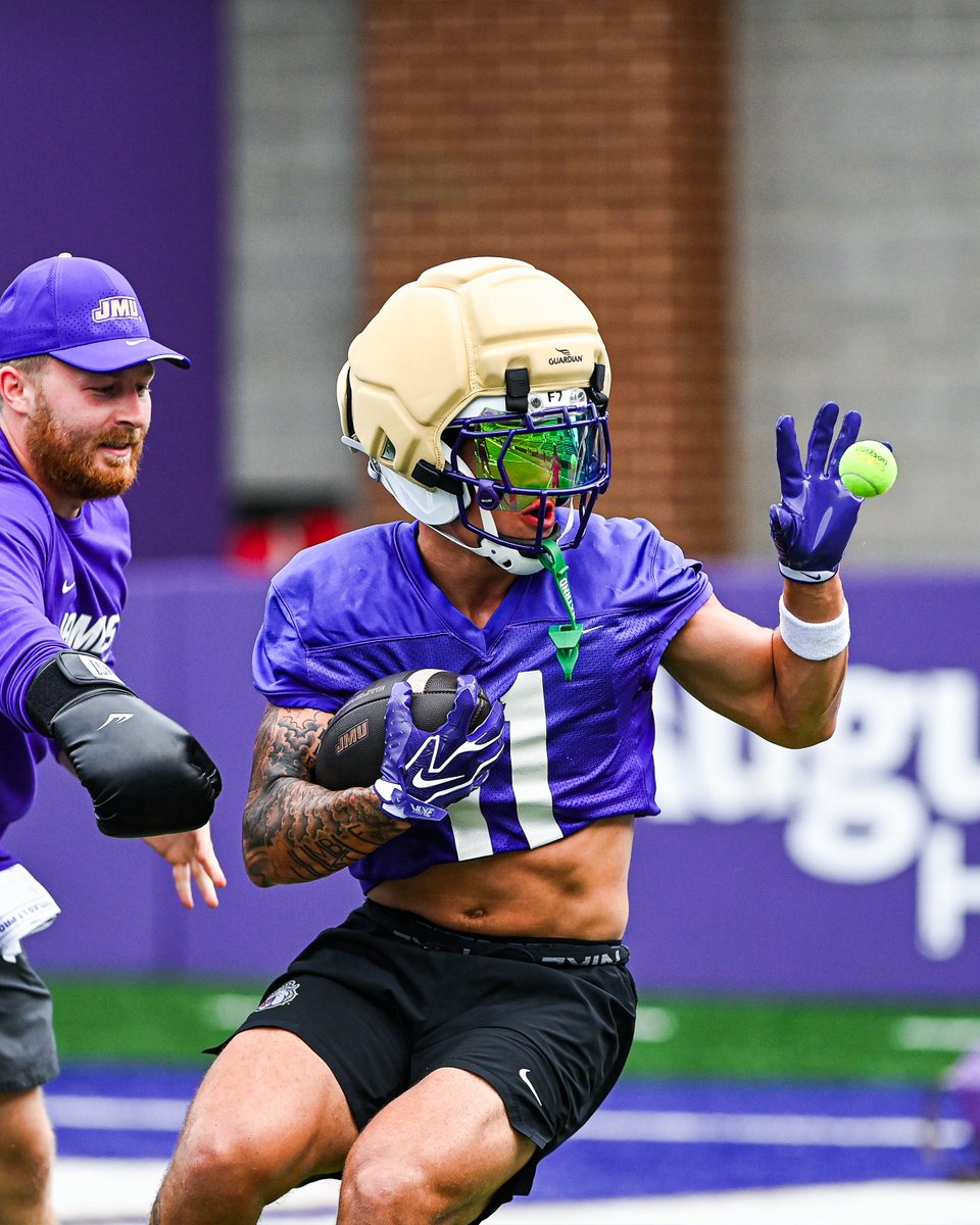 JMUFootball's tweet photo. All eyes 👀

#GoDukes https://t.co/oqppsahJ3e