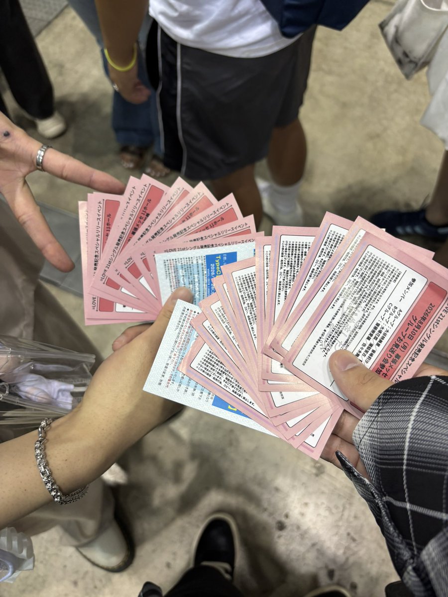 maaaaasan23's tweet photo. イコラブお見送り会当日券10枚ゲットしたのでメンバー全員とおてて振り振りdayでした！
何人かお話できたし、ハート作ってくれたりでBIGLOVEです
明日はきゃーたんとのお話会なのです https://t.co/r1e1izjtxp