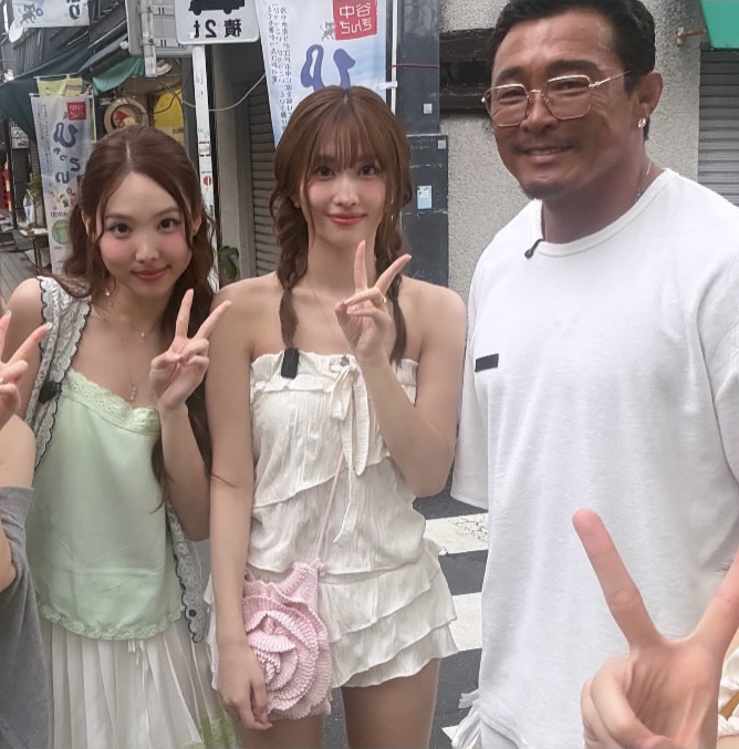 godmitzu's tweet photo. NAYEON and MOMO with Choo Sung-hoon in Japan, it looks like their trip was filming for his YouTube where he mostly does food &amp; travel content! https://t.co/gkTF6Es1me