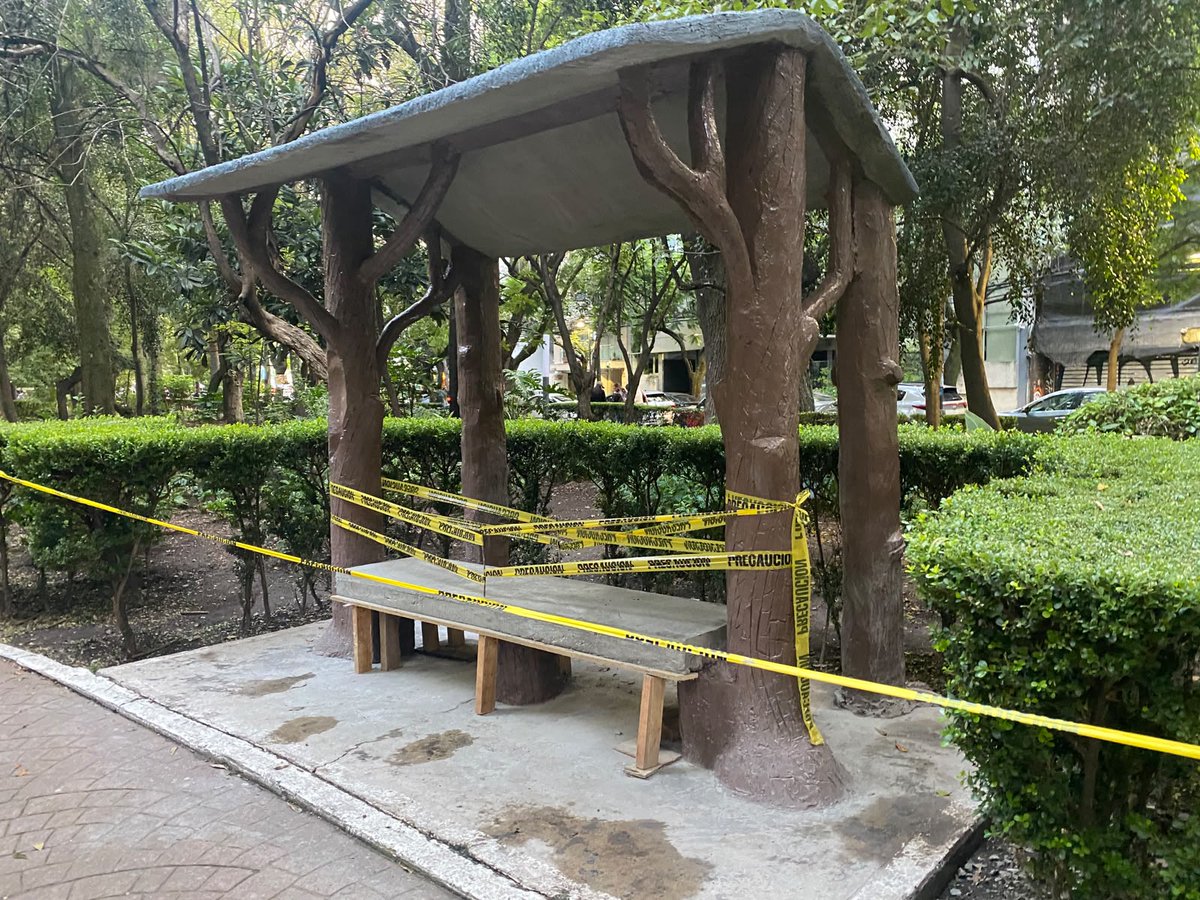 aldosolanorojas's tweet photo. Sin ninguna consideración por el patrimonio histórico están modificando los asientos de las bancas con pésimas proporciones. También están pintando los techos con esmaltes brillantes que destruyen la imagen de uno de los parques más importantes de la ciudad. @AlessandraRdlv https://t.co/Q4uZjmSZI3