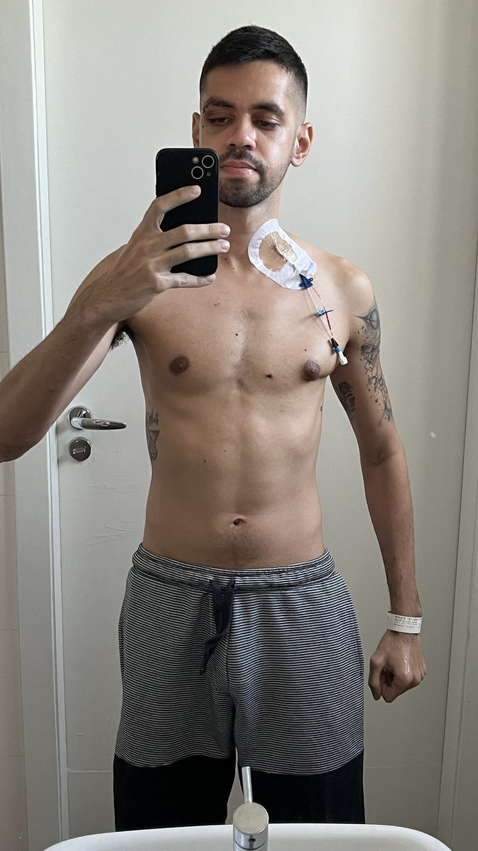 rafaagyn's tweet photo. Parece que foi da água pra water mas tem 20kg a mais de uma foto pra outra https://t.co/MbC0ESMzeZ