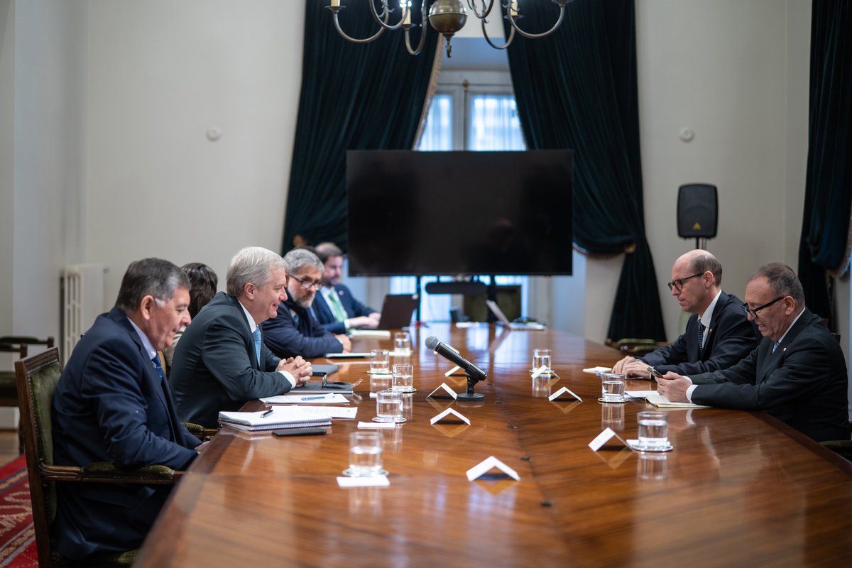 PresidenteKast's tweet photo. La coordinación del equipo de Gobierno es clave para cumplirle a los chilenos. En el Comité Político revisamos las prioridades legislativas de la semana, con la seguridad y la reactivación económica al centro de la agenda https://t.co/oIwYcM5Hrx