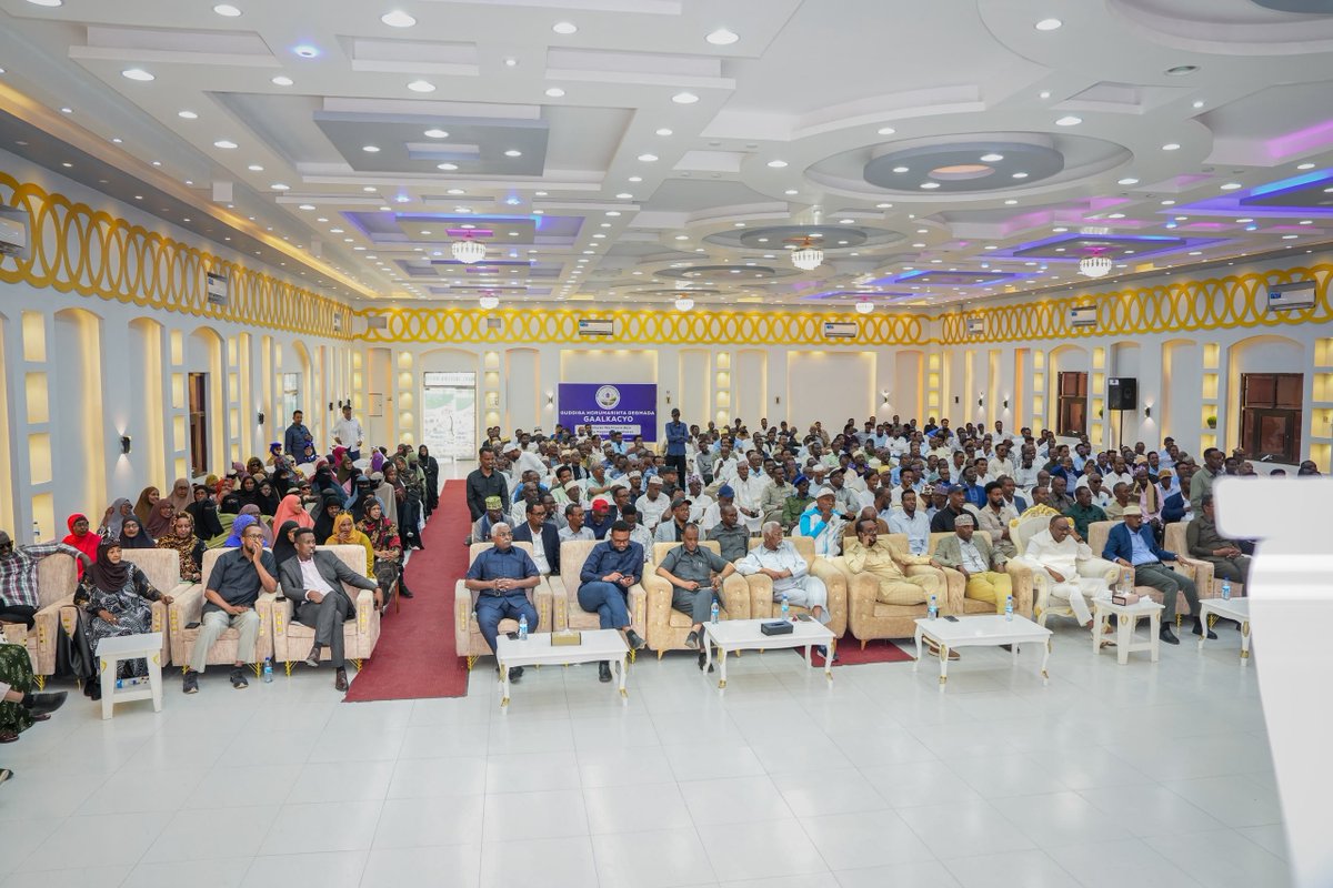 Plstatehouse's tweet photo. Madaxweynaha Dowladda #Puntland , Mudane @HESaidADeni ,  oo safar shaqo ku jooga Gaalkacyo, ayaa pi n si rasmi ah u daah-furay mashruuca Biyo-saarka magaalada Gaalkacyo oo ah mashruuc muhim ah oo muddo dheer ay baahi weyn u qabtay bulshada #Gaalkacyo. ↘️
https://t.co/rqJGkkjAHI https://t.co/AXZNvmsPFL