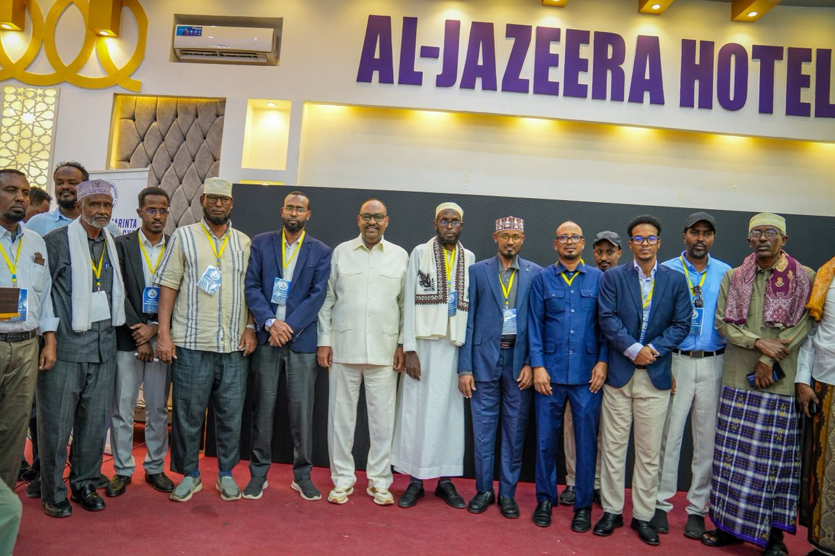 Plstatehouse's tweet photo. Madaxweynaha Dowladda #Puntland , Mudane @HESaidADeni ,  oo safar shaqo ku jooga Gaalkacyo, ayaa pi n si rasmi ah u daah-furay mashruuca Biyo-saarka magaalada Gaalkacyo oo ah mashruuc muhim ah oo muddo dheer ay baahi weyn u qabtay bulshada #Gaalkacyo. ↘️
https://t.co/rqJGkkjAHI https://t.co/AXZNvmsPFL