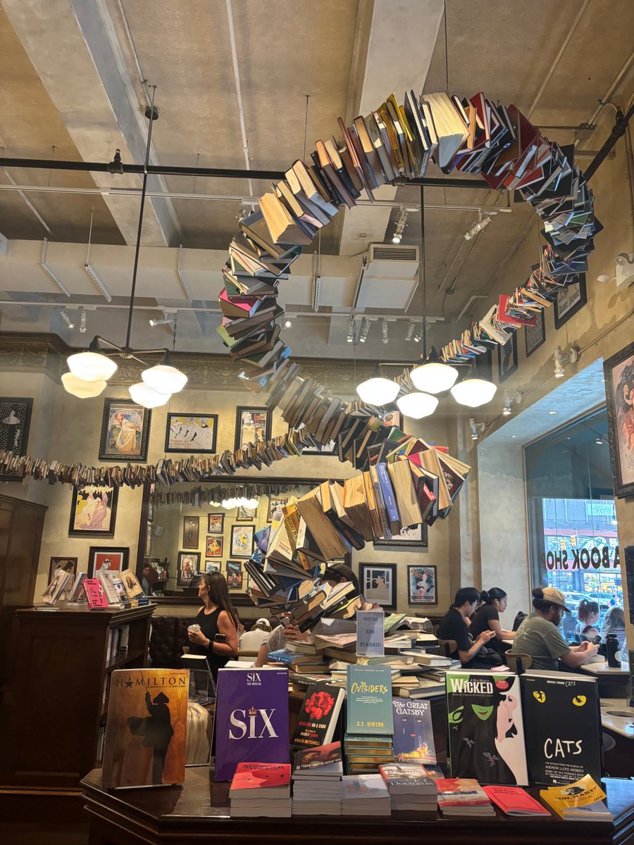 Starrybreeza's tweet photo. The fragrance of books intertwines with the presence of people, and stories flow through time https://t.co/HMslhsAzJP