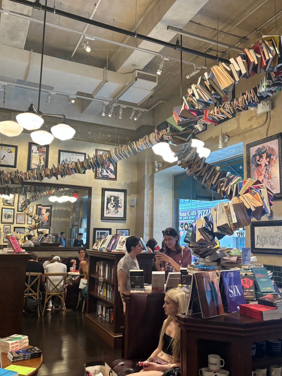 Starrybreeza's tweet photo. The fragrance of books intertwines with the presence of people, and stories flow through time https://t.co/HMslhsAzJP