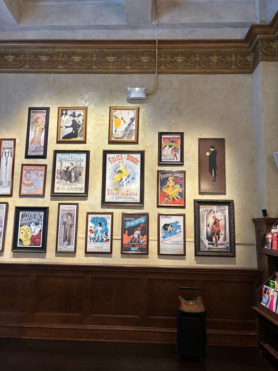 Starrybreeza's tweet photo. The fragrance of books intertwines with the presence of people, and stories flow through time https://t.co/HMslhsAzJP