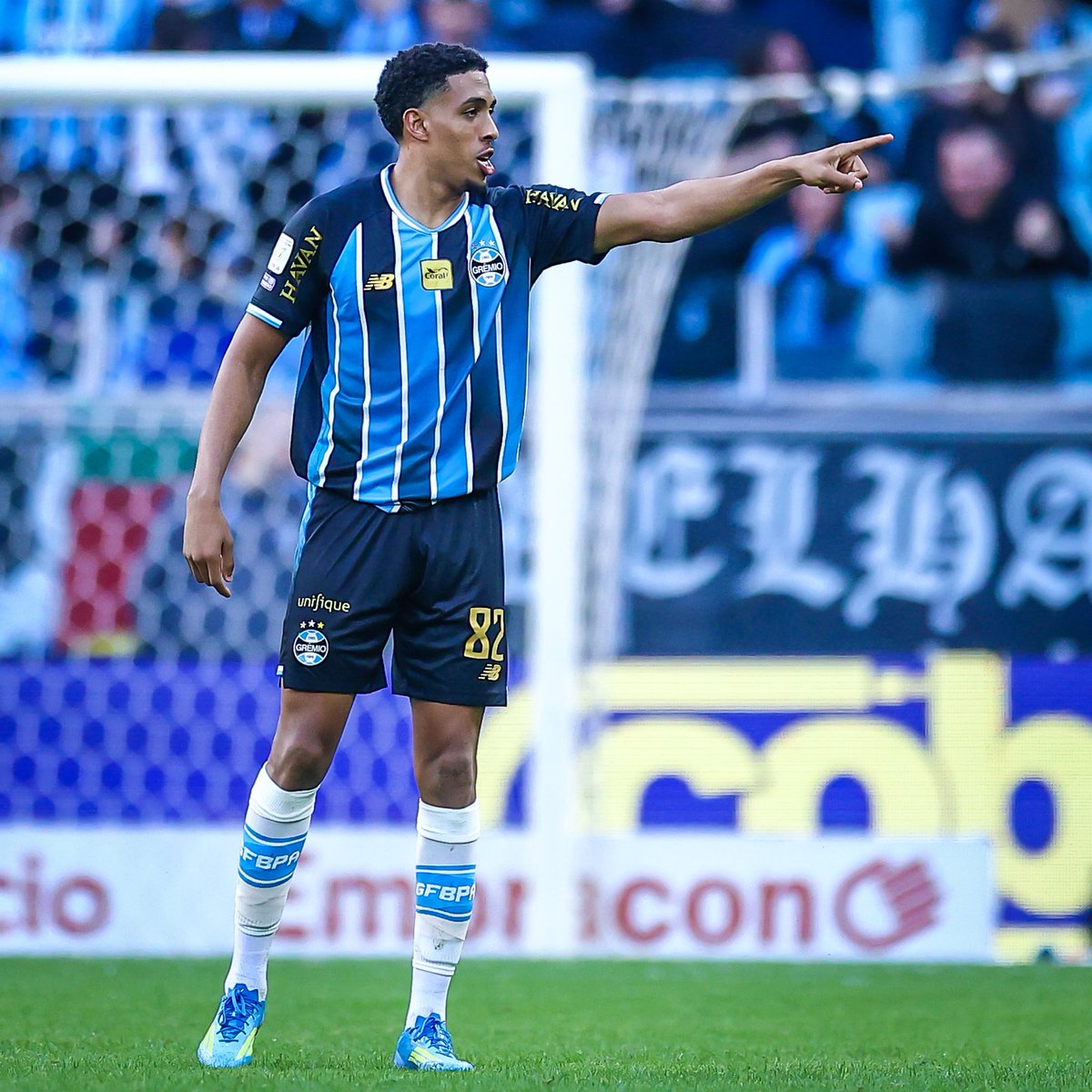 SofascoreBR's tweet photo. 🔎 Wallace é o líder de Nota Sofascore entre os zagueiros da Série A desde a sua estreia pelo @Gremio! 💪💪

⚔️ 3 jogos
⚽️ 1 gol
✅ 93% acerto no passe (!)
💪 71% eficiência nos duelos (!)
✂️ 22 cortes (!)
⤴️ 7 interceptações (!)
🔐 39 ações defensivas (13.0 /j!)
🔄 0 dribles sofridos (!)
❌ 0 erros defensivos graves (!)
💯 Nota Sofascore 7.80