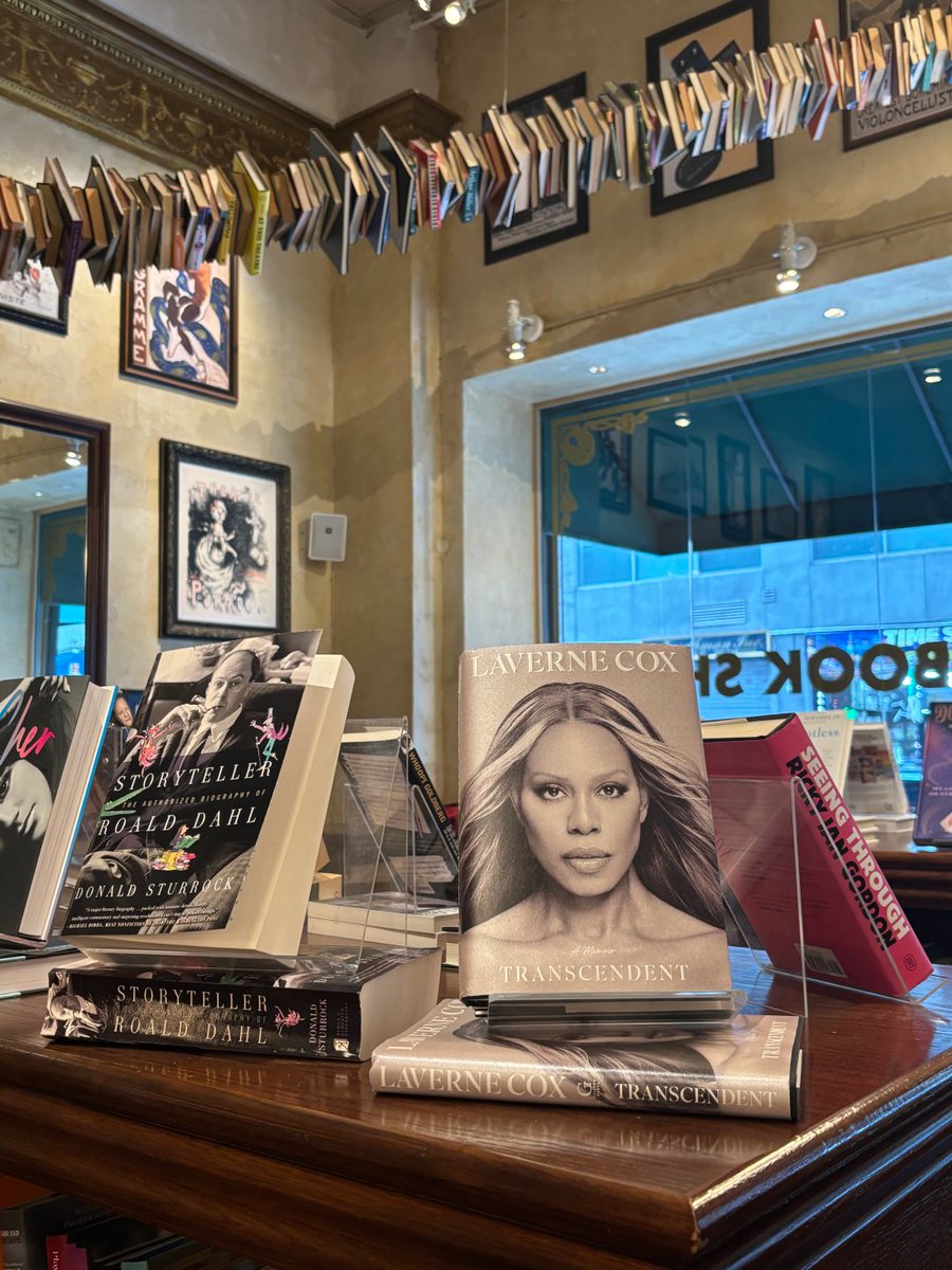 Starrybreeza's tweet photo. The fragrance of books intertwines with the presence of people, and stories flow through time https://t.co/HMslhsAzJP
