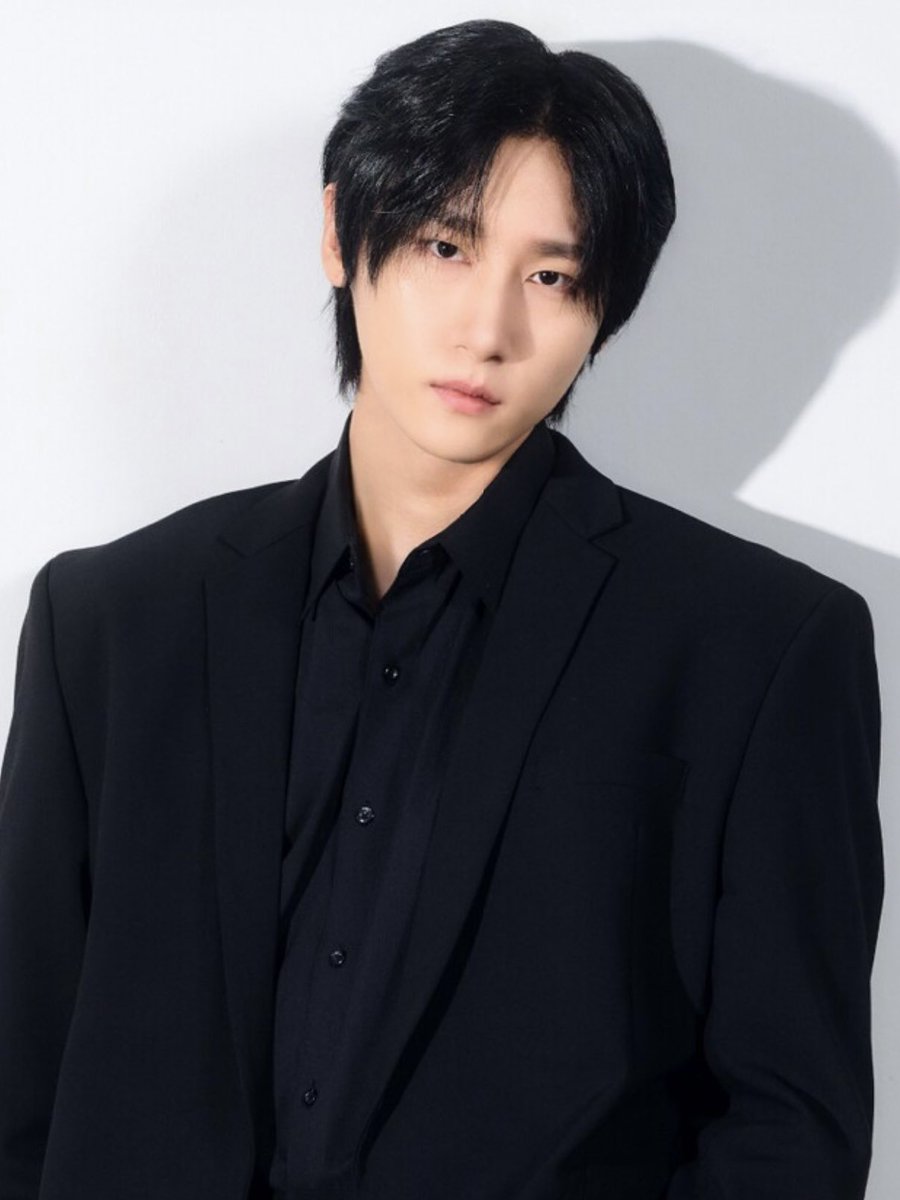 monekbr's tweet photo. 📰 #IM para MONBEBE JAPAN <WEB MAGAZINE ISSUE.1> 

1. Quando você está cansado, qual é o seu método especial para relaxar?
IM: Eu não saio da cama. 

2. Existe alguma lembrança inesquecível que você tenha com os MONBEBE japoneses?
IM: As reações dos MONBEBE japoneses são muito fofas. Parecem bebês. 

3. Como vocês fazem muitas coreografias, existe alguma dança de uma música do MONSTA X de que você goste especialmente?
IM: A dança que eu gosto é… “Love Killa”.

4. Imagine que um dia você acordasse e tivesse se tornado outro integrante do grupo. Em quem você gostaria de ter se transformado?
IM: Jooheon. Porque ele tem um corpo muito bom.

5. Agora que você voltou ao Japão depois de bastante tempo, tem alguma coisa que gostaria de fazer com os MONBEBE?
IM: Como sempre, quero fazer um show. Quando vim ao Japão em abril de 2025 para minha turnê solo, pensei que seria bom poder vir junto com meus hyungs.

6. Se você fosse um integrante de uma orquestra, qual instrumento gostaria de tocar? Por quê?
IM: Guitarra.

7. Qual foi a primeira coisa que você fez junto com um dos integrantes recentemente?
IM: Beber cerveja! 

8. Agora que estão chegando aos 10 anos, deixando de lado as atividades em grupo, existe algo que você gostaria de fazer individualmente?
IM: Depois que me machuquei, percebi. A saúde é muito importante, então quero que todos estejam saudáveis.

 9. Tem alguma música que você gostaria de dar spoiler durante a live de hoje?
IM: Uma música do álbum lançado em setembro de 2025.

10. Por fim, deixe uma mensagem para os MONBEBE japoneses!
IM: Meu amor é puro. 

#MONSTAX #CHANGKYUN #창균