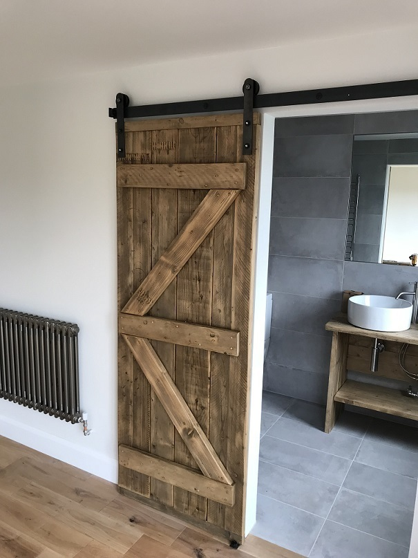 mate_door's tweet photo. Rustic charm meets precision engineering! 🪵⚙️

This V Double Z handmade door paired with our signature Gainesville System brings warm rustic texture &amp; an effortless glide to any space.

Handcrafted in the UK with upcycled timber! 🛠️

#DoorMate #TheGainesville #RusticHome https://t.co/y2mdqtMHqP