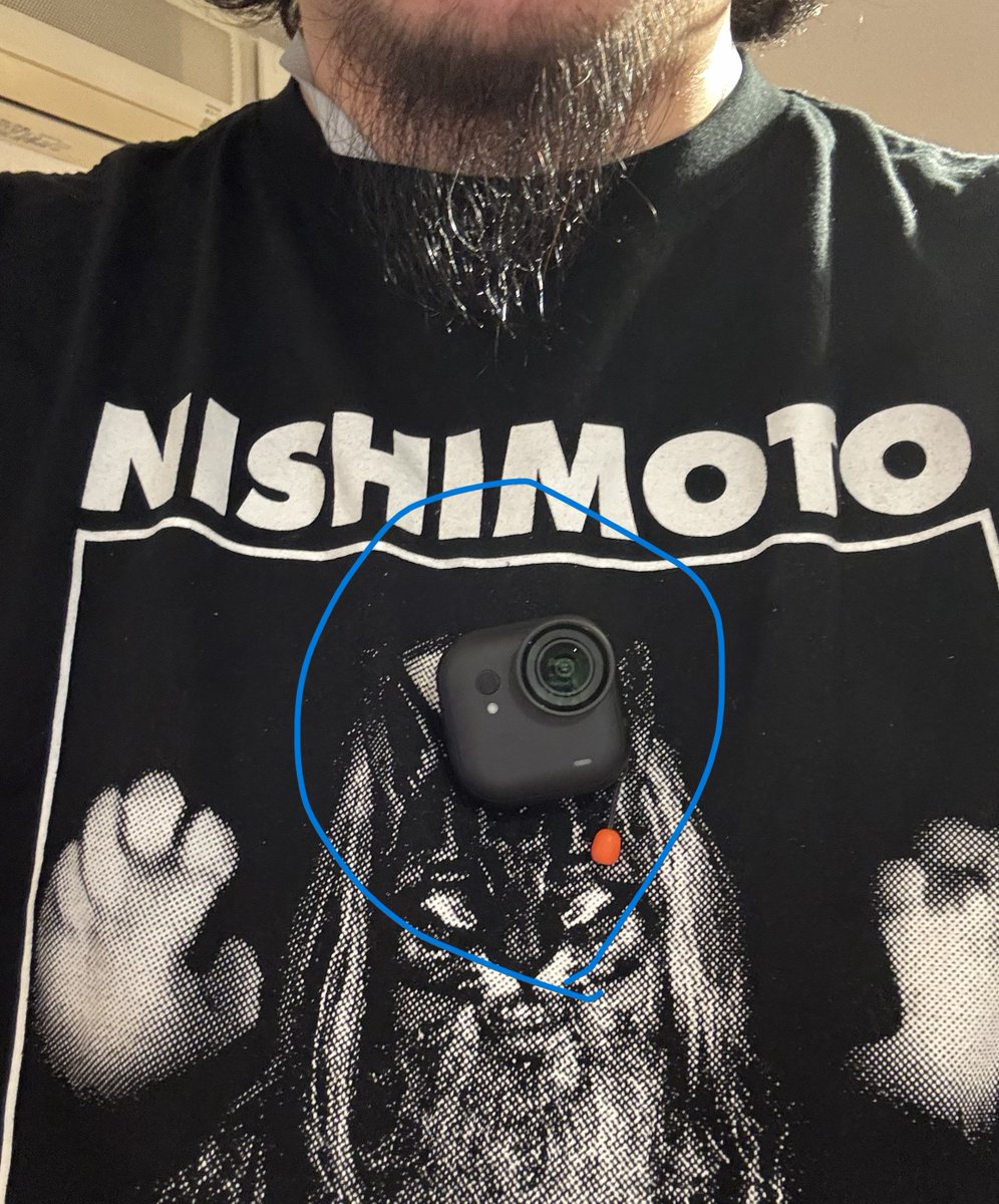 utsupii's tweet photo. 服に磁石で取り付けられるアクションカムで撮ればそのまま楽器も弾ける https://t.co/2vkth7sGYp