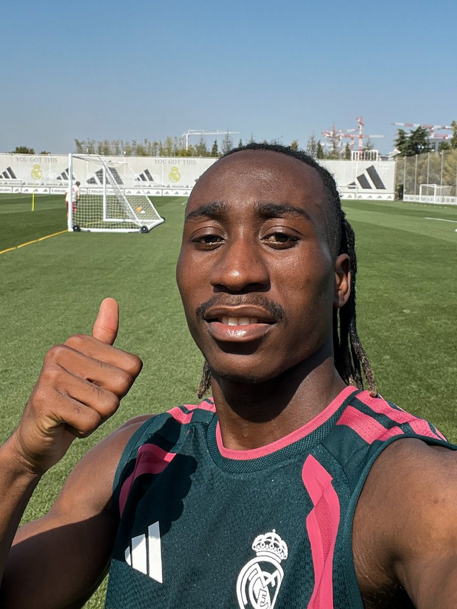 realmadrid's tweet photo. 👋😎 https://t.co/xQ7THpMdQR