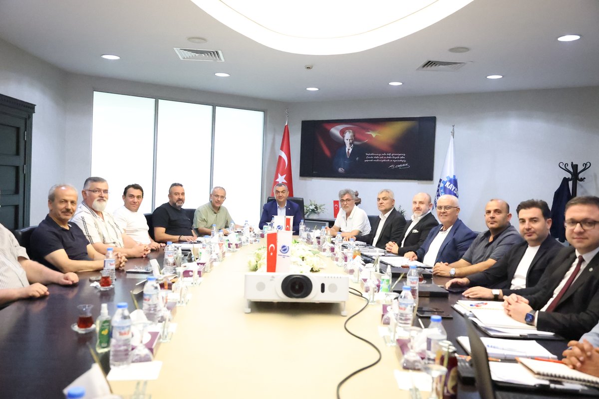 Kayseriso's tweet photo. Kayseri Sanayi Odası (#KAYSO) Yönetim Kurulu Toplantısı, Başkanımız Mehmet Büyüksimitci’nin başkanlığında gerçekleştirildi.

Toplantıda Odamızın çalışmaları, sanayicilerimizin talep ve beklentileri ile gündemde yer alan konular değerlendirilerek karara bağlandı.

Alınan kararların şehrimiz, sanayicilerimiz ve iş dünyamız adına hayırlı olmasını temenni ediyoruz.

@mbuyuksimitci