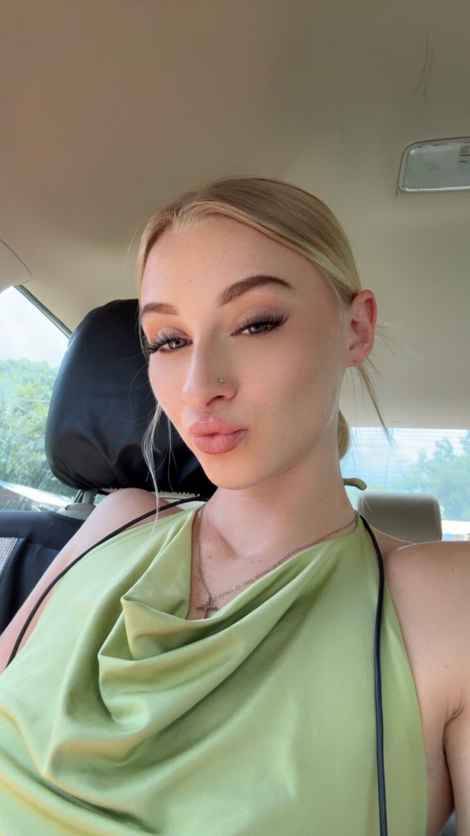 Summerxxop's tweet photo. Happy Monday 💚 https://t.co/l0JVLGZO84