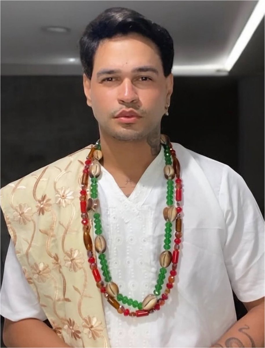 poponze's tweet photo. Babalorixá Luan Oxóssi explica por que não vê problema em fãs de Anitta se fantasiarem com elementos do candomblé:

“Contra-egum só é contra-egum quando é consagrado dentro da ritualística. Fora isso, é apenas um adereço. Cada um faz o que quiser com o próprio corpo, não cabe a mim ser juiz do corpo alheio. Eu acharia negativo se ele fosse até o terreiro, pegasse o seu contra-egum consagrado e usasse. Só teve uma pessoa que foi caracterizada de Omolu que eu realmente achei desrespeitosa.”