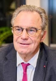 alainpaulweber's tweet photo. Insupportable : Estrosi recalé… mais recasé

Battu à Nice, Christian Estrosi devait tourner la page. Mais en coulisses, il comptait sur le départ de Renaud Muselier vers le Sénat pour prendre sa place à la région.

Finalement, même ce plan échoue : il n’obtient qu’une vice-présidence.

Et c’est bien là le problème. Défaite ou pas, les mêmes restent. On se passe les postes, on s’arrange entre soi, on ne quitte jamais vraiment le jeu.

Les Niçois ont pourtant été clairs. Mais leur message semble ne pas être entendu.

À force, cette politique de recyclage permanent dégoûte totalement les Français !