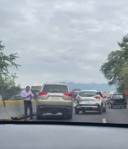 24_morelos's tweet photo. CHOQUE A LA ALTURA DEL "PUENTE SIN FIN"

Esta mañana se registra carga vehicular debido a un #choque entre dos #camionetas particulares en la #Autopista del Sol, a la altura del #Puente sin Fin, con dirección sur-norte. 

Aplica precaución en la zona y reduce tu #velocidad.