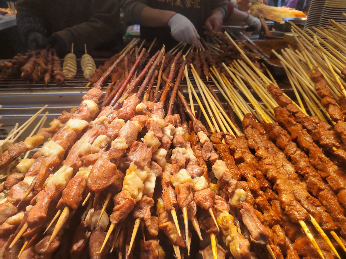 RoseRosekluy's tweet photo. Craving late-night street eats Our crispy fried squid skewer, fresh off the grill, hits different—perfect bite every time https://t.co/4eyEMXhqZ3