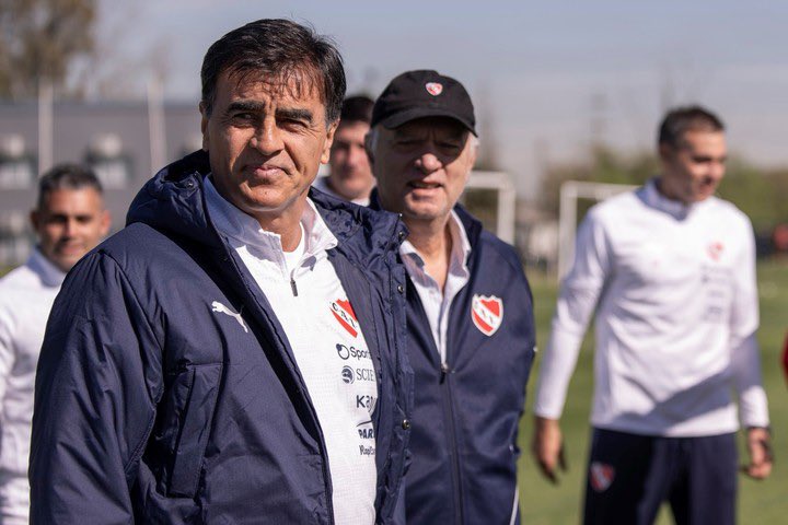 nelsonlafit's tweet photo. 🚨 Reunión Quinteros - Grindetti por el Mercado de Pases:

➡️ Para Quinteros la prioridad en defensa es Lautaro Valenti y en el mediocampo Giuliano Galoppo.

➡️ Ante los pedidos reiterados, el presidente le manifestó al DT que acelerarán en la búsqueda de jugadores.

➡️ La lesión de De Irastorza liberaría un cupo para incorporar.