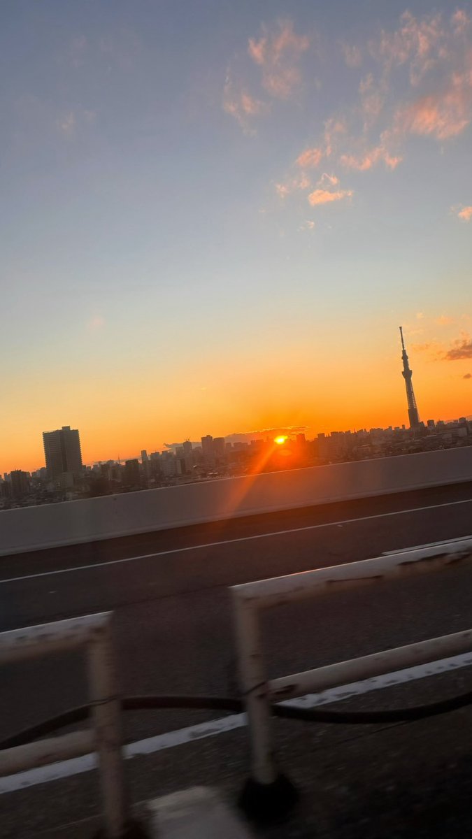 ao___x0l7's tweet photo. 朝焼けと夕暮れどっちでしょうか？ https://t.co/3POOGz223G