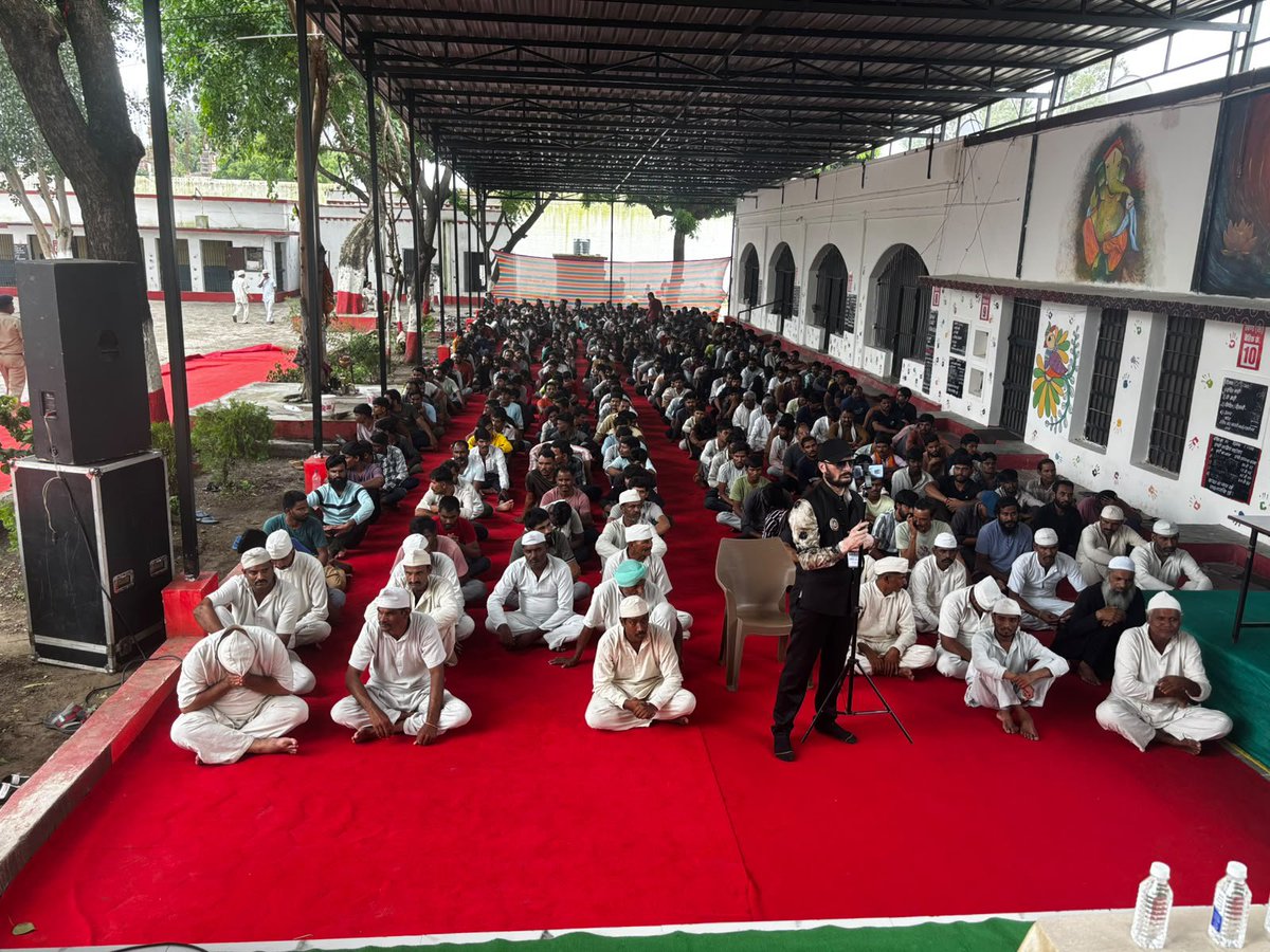 jail_department's tweet photo. सर्किल जेल रतलाम में अधीक्षक श्री लक्ष्मण सिंह भदौरिया के मार्गदर्शन में भोपाल से आ�� म्यूजिकल ग्रुप ने मनमोहक प्रस्तुति दी। इस अवसर पर जेल के बंदी रूपेश ने भी “भारत का रहने वाला हूँ” गीत गाकर अपनी शानदार प्रस्तुति दी।

@projsratlam
#JailRatlam https://t.co/aADacEWCG3