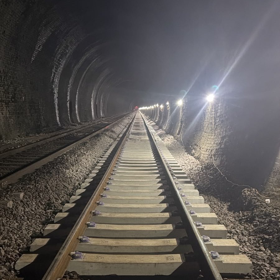 NetworkRailEM's tweet photo. Work has been completed at Alfreton Tunnel, with renewed track helping to improve reliability and support better journeys between Sheffield and Nottingham. 

Thanks to passengers for their patience while this vital upgrade was carried out. https://t.co/kK0knMn0PN