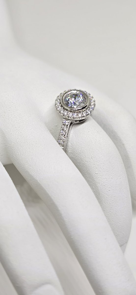 ulammjoyas's tweet photo. DISEÑOS MODERNOS EN ARGOLLAS DE MATRIMONIO

Los diseños modernos de argollas de matrimonio destacan por sus perfiles planos, combinaciones de metales y acabados satinados o texturizados.

@ulammjoyas 
https://t.co/n4S0UgdF8h https://t.co/5v2cP4301G