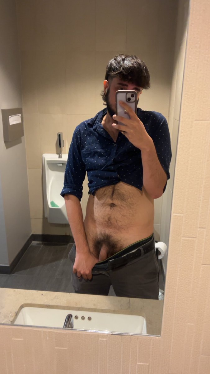 BushBuster95's tweet photo. Have to let him breathe sometimes, it gets cramped in there. https://t.co/2lydHCvOdo