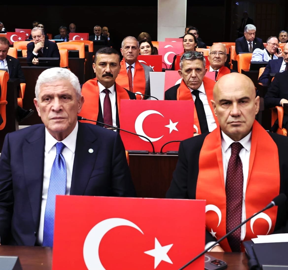 YS_Turkoglu's tweet photo. SON SÖZÜ TÜRK MİLLETİ SÖYLEYECEK!

📍İhanet yasasına milletimiz adına başından beri itiraz ettik ve son iki gün de sabahlara kadar bıkmadan, usanmadan direndik. 

📍Terör örgütünü ve onun eli kanlı katillerini kutsayanlar, varsın sevinsinler. Son sözü tabi ki Türk Milleti söyleyecek!..

ONLAR HEPSİ BİZ TEK!

#ÇerçeveYasa #SevrYasası
#TerörsüzTürkiye #İhanetSüreci