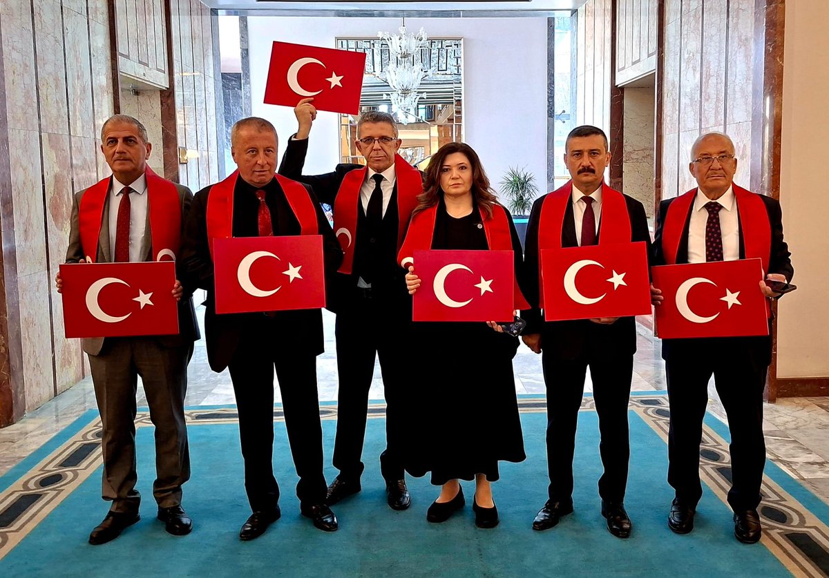 YS_Turkoglu's tweet photo. SON SÖZÜ TÜRK MİLLETİ SÖYLEYECEK!

📍İhanet yasasına milletimiz adına başından beri itiraz ettik ve son iki gün de sabahlara kadar bıkmadan, usanmadan direndik. 

📍Terör örgütünü ve onun eli kanlı katillerini kutsayanlar, varsın sevinsinler. Son sözü tabi ki Türk Milleti söyleyecek!..

ONLAR HEPSİ BİZ TEK!

#ÇerçeveYasa #SevrYasası
#TerörsüzTürkiye #İhanetSüreci