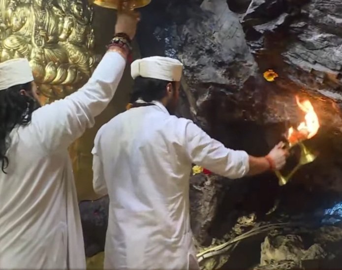 DeleshS's tweet photo. 🚩🔱ॐ ऐं ह्रीं क्लीं चामुण्डायै विच्चैः🔱🚩
आज 10 _ 08 _ 2026 "त्रिकुटा पर्वत" से
अद्भुत प्राकृतिक #पावन #दिव्य #पिंडी #स्वरूप #माँ वैष्णों जी के सुंदर आलौकिक #सायंकाल के "श्रृंगार #आरती #दर्शन"
#KatraVaishnoDevi #jaimahakal #jaiganeshdeva #maa #jaimatadi #jaishreeram #sawan https://t.co/5fpZWep25x