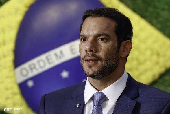 Carbonero_BR's tweet photo. 🚨URGENTE: cbf estuda ACABAR com a possibilidade de rebaixamento no Brasileirão 

em seu lugar, Samir Xaud propõe MATAR os jogadores das 4 piores equipes de cada temporada https://t.co/62mvdCs9yX
