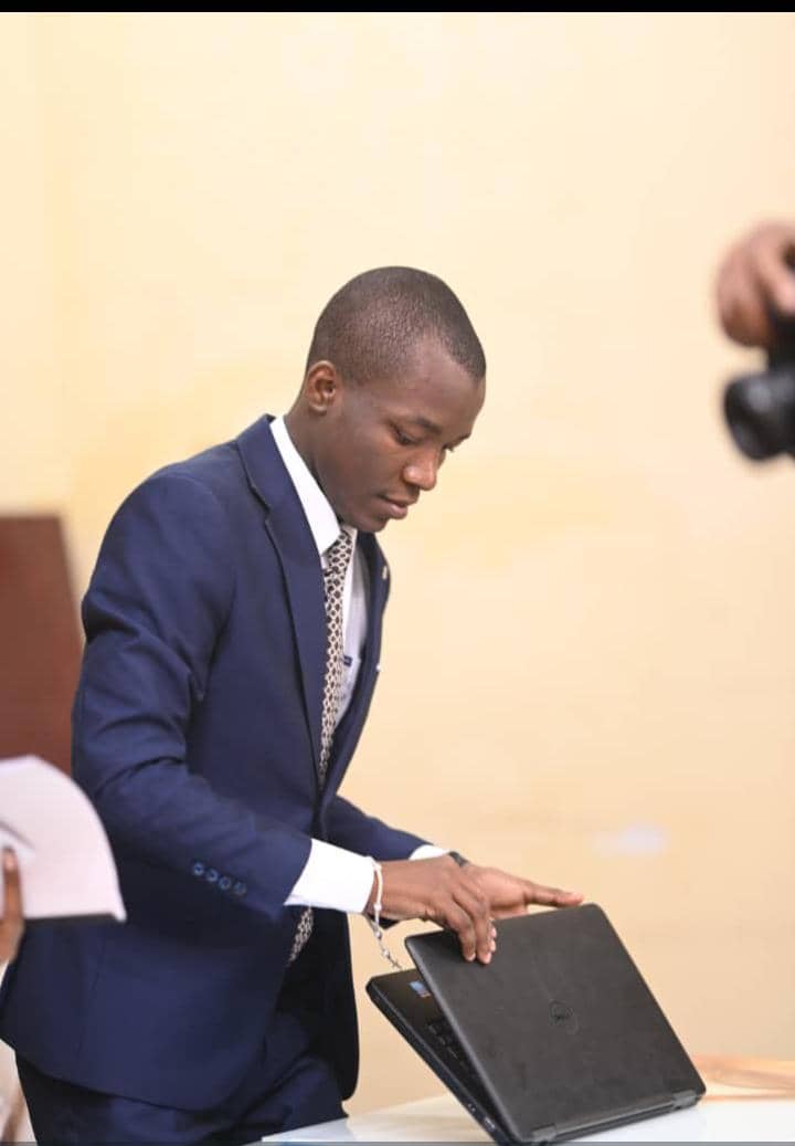 MukeNdeko99956's tweet photo. Le journaliste @MatondoChr56611 a soutenu ce lundi son travail de fin d’études avec succès et a obtenu la mention #Grande #Distinction.
Toutes nos félicitations pour cette brillante réussite et plein succès pour la suite de son parcours #professionnel ! 👏 https://t.co/oU26NrX0yP