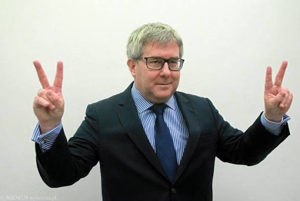 XKubiak's tweet photo. Ryśka Czarneckiego chcą wywalić z PiS za to, że pojawił się na evencie konkurencji, a nie za to, że okradał Parlament Europejski. 

#Priorytety https://t.co/3j4AP2kf4R
