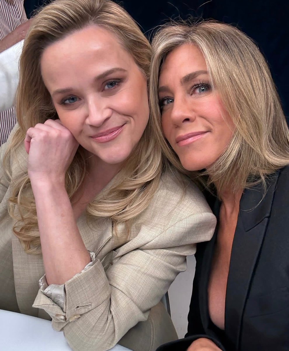 jenn1feraniston's tweet photo. Four Gorgeous women 🥰 https://t.co/3V838yLrhh