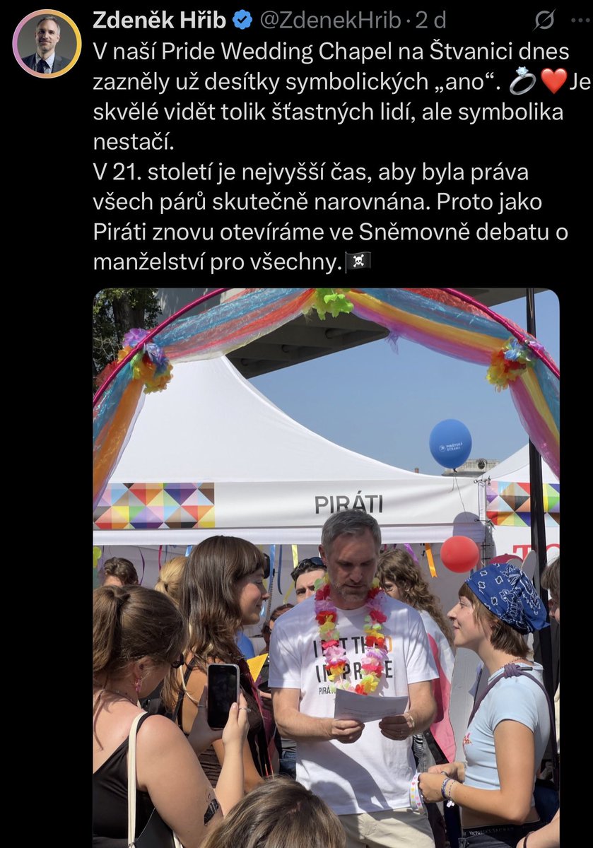 LudekStanek's tweet photo. Libi se mi, jak si pro sebe Pirati ukradli PP.  Bez legrace, byl to dobrej move. Zasquatovali to politicky driv, nez stihli dorazit Pirati z Wishe (aka STAN). 

Zaroven je super, ze jedou ten totalni prog-left populismus (bude bydleni, bude manzelstvi, bude vsechno), protoze si to na nic nehraje. A na rozdil od STAN u toho vypadaj autenticky.

Pirati skvele zvladli i tu figuru, kterou dokonale ovlada Babis. I kdy jsou fakticky roky ve vedeni Magistratu, dozorujou dulezity podniky, sedi v dozorcich radach a maji svy lidi na klicovych postech, porad se tvari jako ze vcera prisli a zejtra vsechno vyresi. 

Ten PP je skvela ukazka. Akce, ktera dostala vlajku na magosi, vlajecky na tramvajich a rozsvicenou rozhlednu (politickej full service) vlastne vypada na jejich sockach jako totalni spolecenska rebelie zcela v jejich rezii. 

Ja vim, ze v komentech budou psat lidi co maj mozek velkej jako burak, ze nemam rad PP a jsem zaujatej proti Piratum. Ale minimalne to prvni neni pravda vubec a to druhe v tomhle pripade taky ne. Z hlediska komunikacni strategie zkuseny  a protrely politicky strany to v tomhle pripade Pirati zvladli famozne. A to fakt myslim bez ironie.