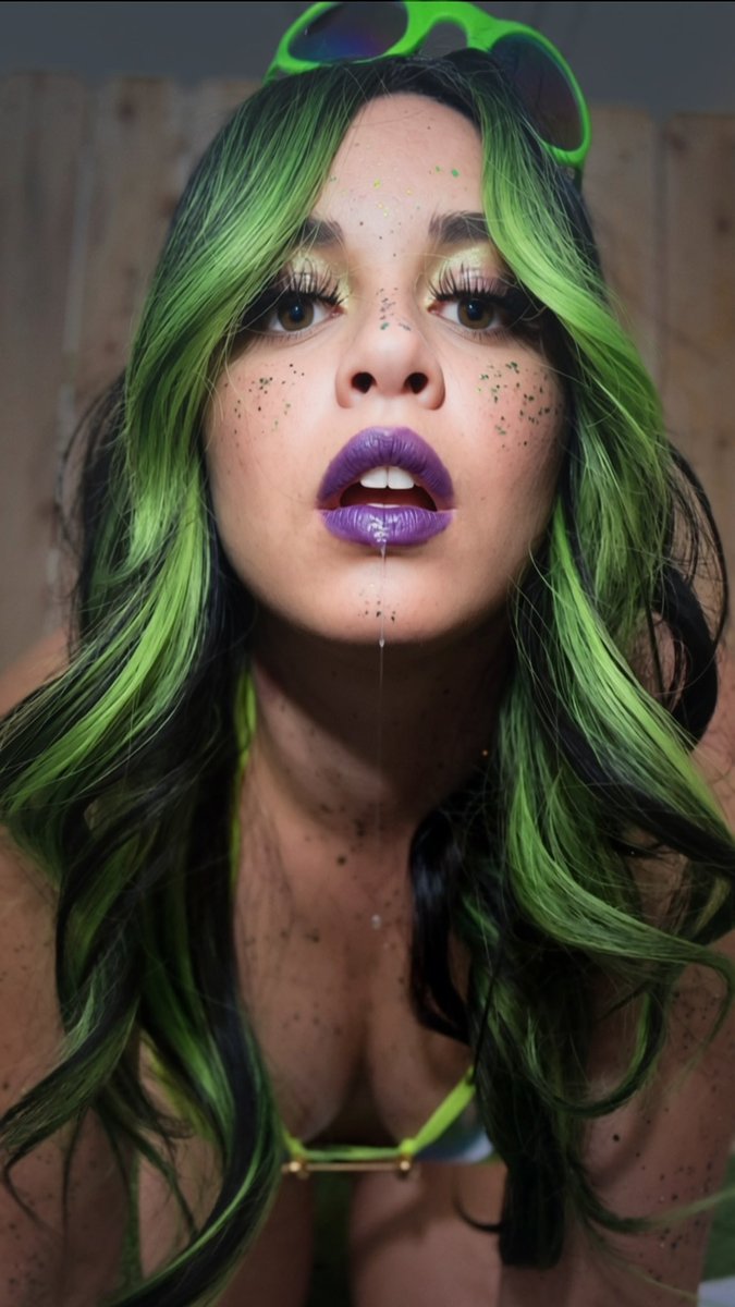 Lacyismodeling's tweet photo. 👽🛸💚 https://t.co/wBkNXZvniN